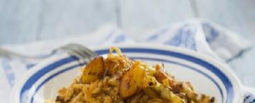 Sautēti svaigi kāposti ar kartupeļiem pannā - garda recepte ar fotogrāfijām Ceptu kartupeļu ar kāpostiem pannā recepte