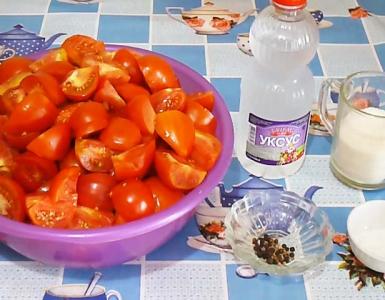 קטשופ ביתי העשוי מעגבניות בשלות - פשוט תלקקו את האצבעות!