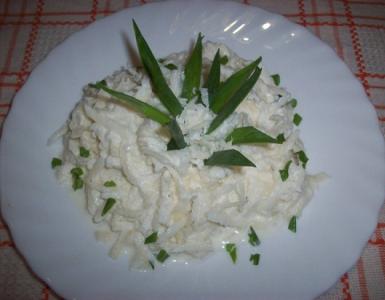 Oppskrift på salat med hvit reddik og gulrøtter