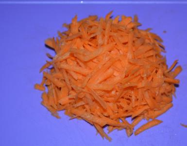 Pollock stewed ជាមួយរូបមន្ត carrots និង onions នៅក្នុងចង្ក្រានយឺតមួយ។