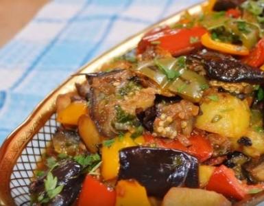 תבשיל ירקות עם פטריות, זוקיני ותפוחי אדמה