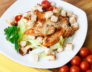 Saláta krutonnal: finom és egyszerű receptek