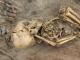 ספירלת שלדים, אישה כבולה וקבורה עתיקה אחרת שנראית מוזרה בימי קדם, קבורתם של אנשים חיים