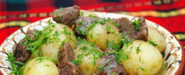 Kjøtt med nye poteter: en veldig velsmakende godbit i hjemmet