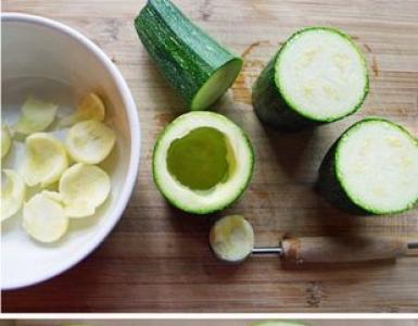 Fylt zucchini med hakket zucchini Fylt med sopphakket zucchini i ovnen