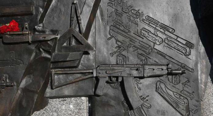 עיר של אלילים: לוז'קוב, גלמן ו Girkin על האנדרטה קלצ'ניקוב למעשה