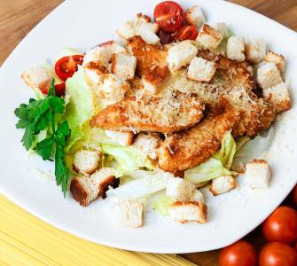 Salāti ar grauzdiņiem: garšīgas un vienkāršas receptes