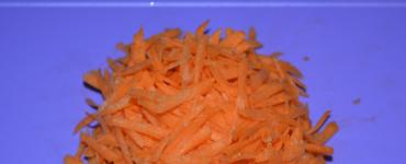 Pollock stewed ជាមួយរូបមន្ត carrots និង onions នៅក្នុងចង្ក្រានយឺតមួយ។